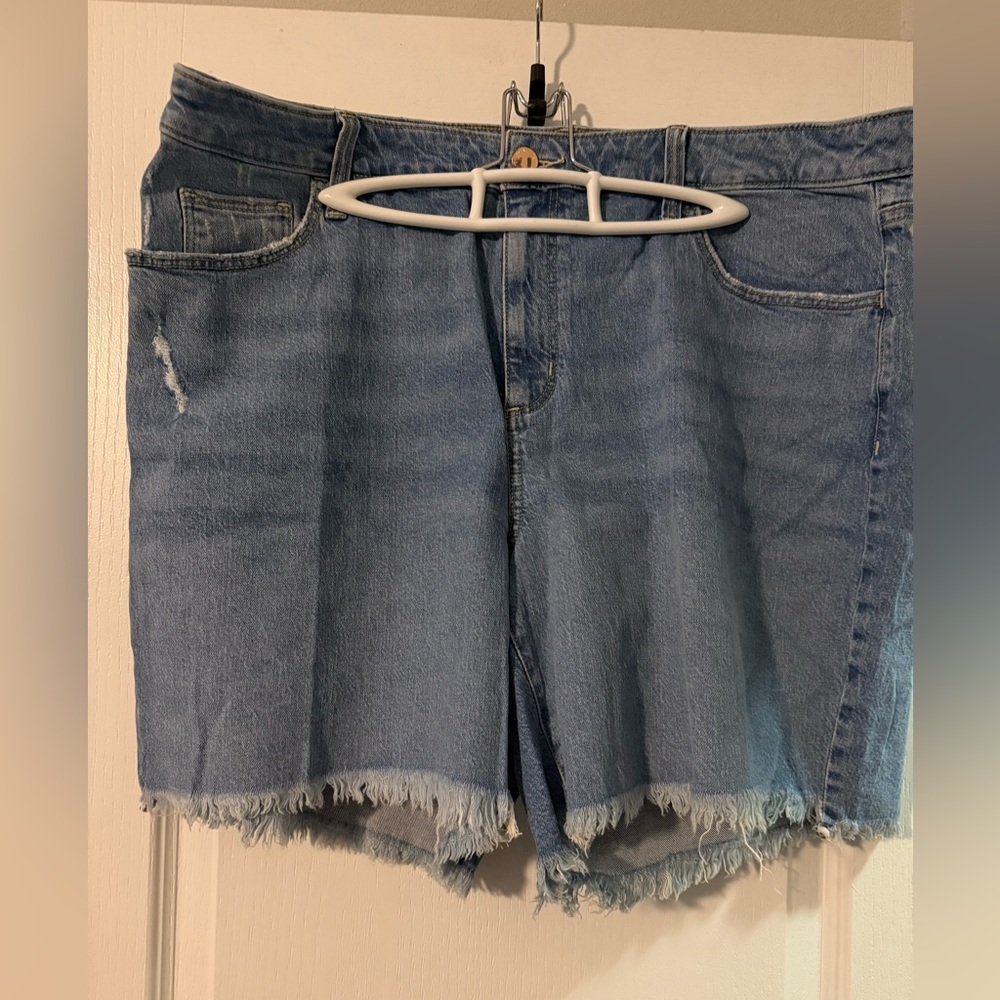 Light Blue Denim Shorts Universal Thread- frayed size 18 NWT